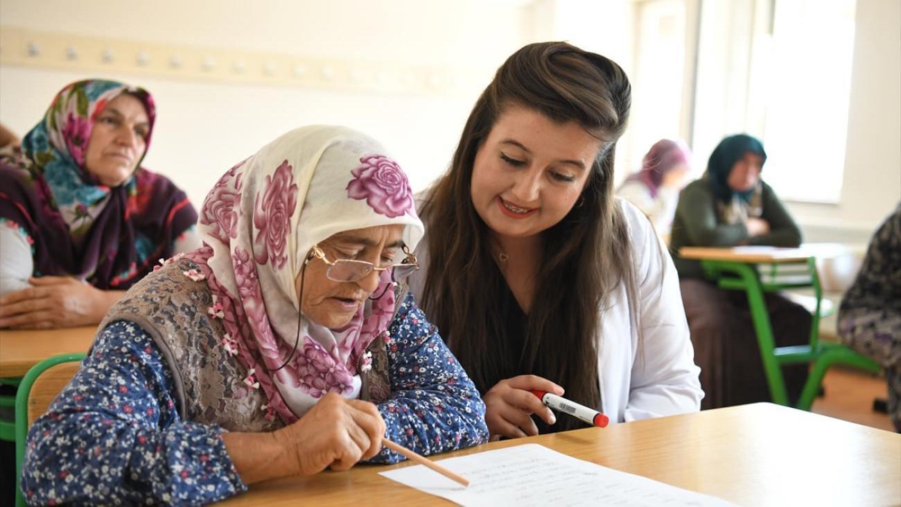 Babaannesi izin vermediği için okula gidememişti! 71 yaşında okumayı öğrendi