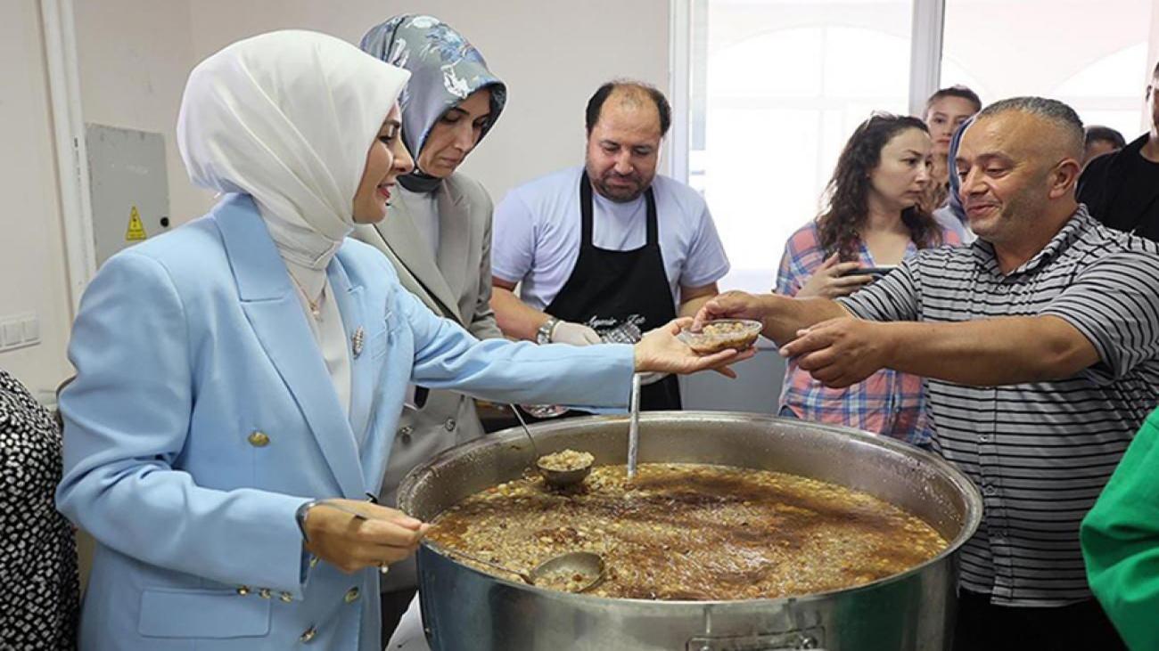 Bakan Göktaş Alevi vatandaşlarla buluştu! Aşure dağıttı