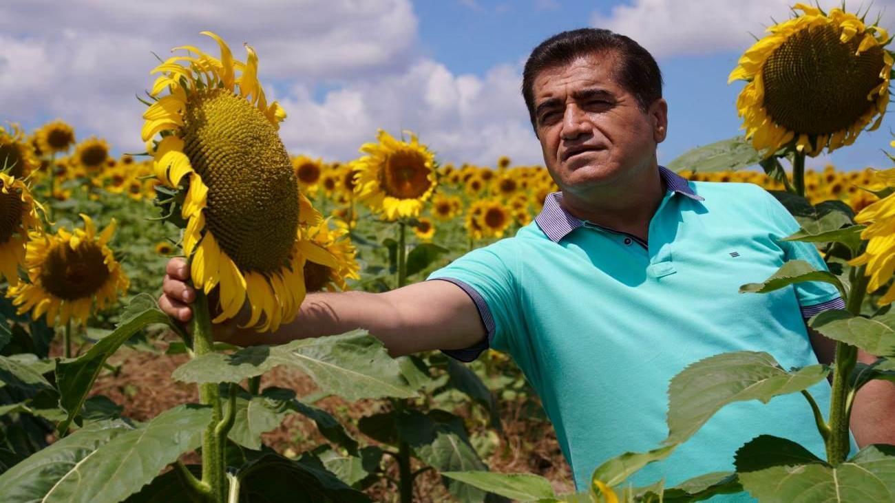 Türkücü Aydın Aydın’dan orijinal fikir! Mankenler pahalı gelince klibinde çiçekleri oynattı