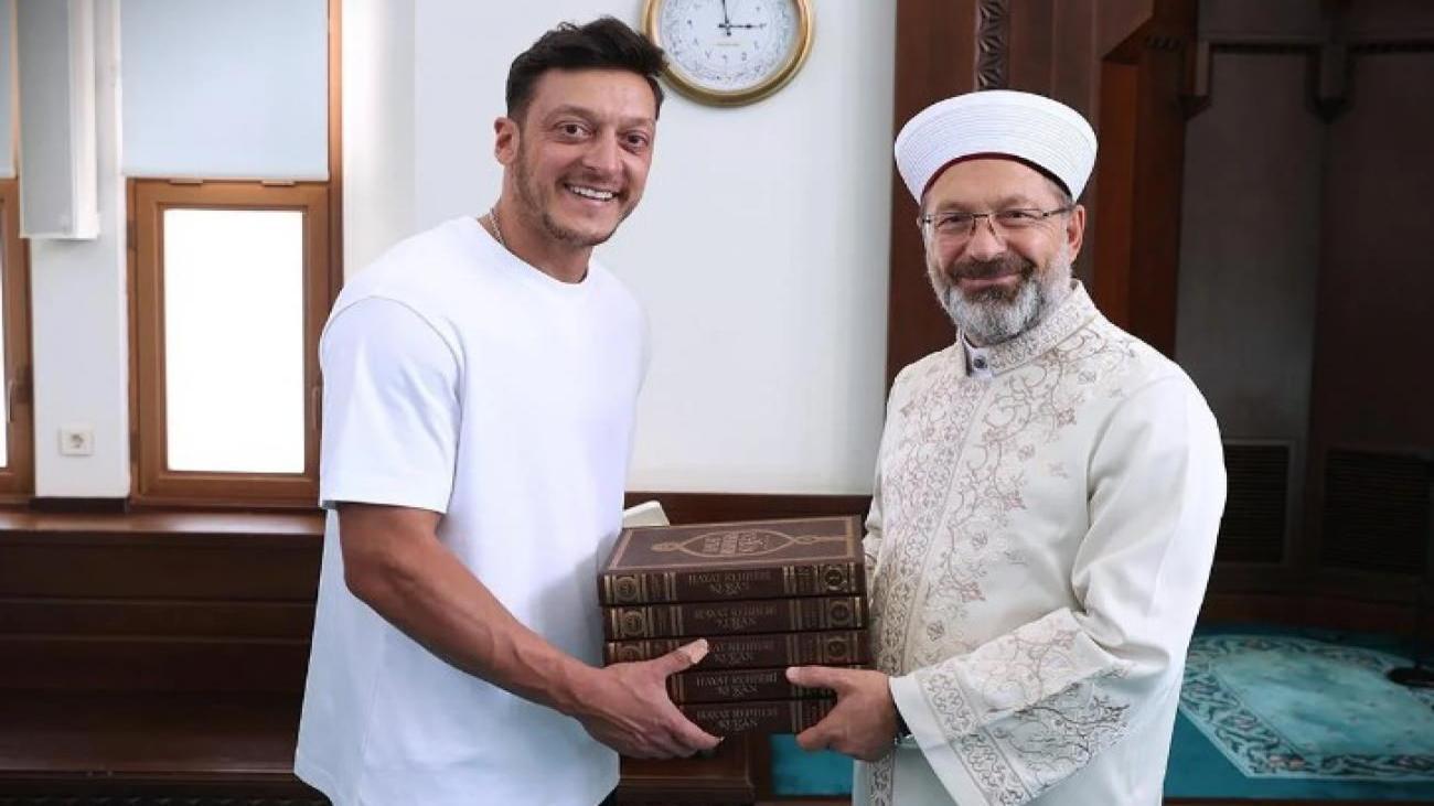 Futbolcu Mesut Özil Diyanet İşleri Başkanı Ali Erbaş’la bir araya geldi