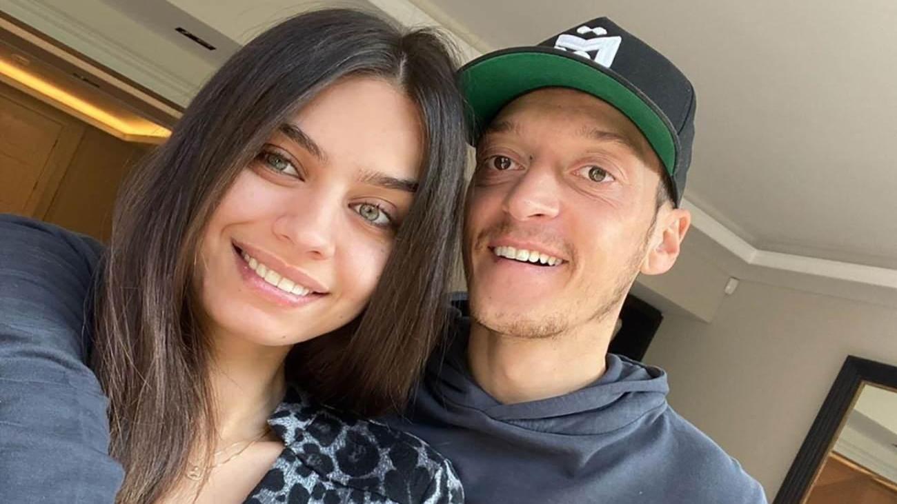 Mesut Özil – Amine Gülşe çiftinden gönülleri fetheden açıklama! “Annelerin duasıyla ayaktayız”