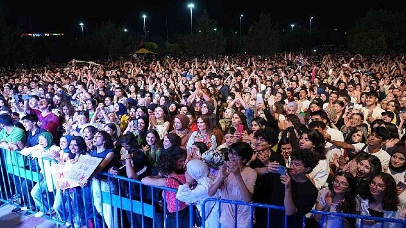 Pinhani konserinde ortalık birbirine girdi: Bıçaklar havada uçtu, 2 yaralı