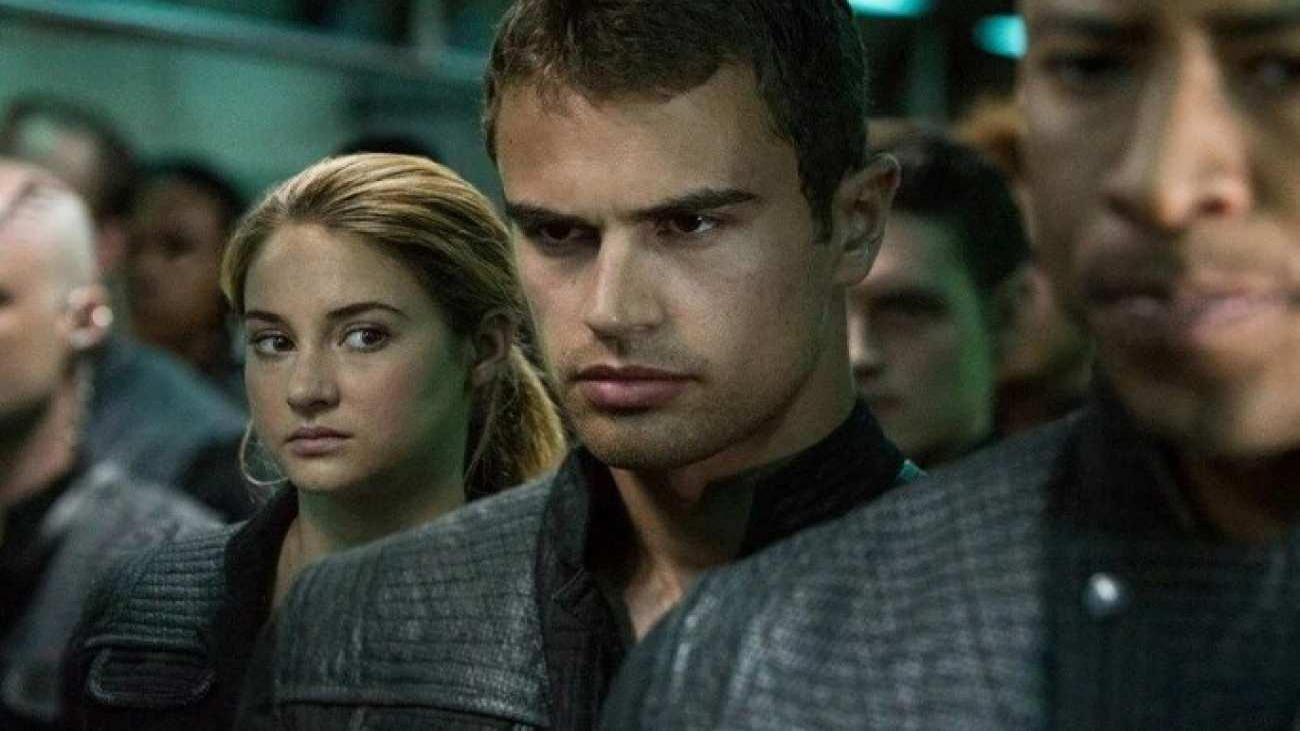 Ünlü oyuncu Theo James İstanbul’da! Hayranlarıyla çekildiği fotoğraflar gündem oldu