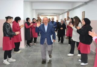 40 yıllık boyunca öğretmenlik yaptı! Gözyaşları içinde emekli oldu!