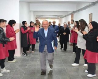 40 yıllık boyunca öğretmenlik yaptı! Gözyaşları içinde emekli oldu!