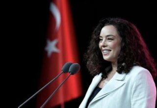 Azra Akın’dan gelen eleştirilere yanıt! “Her zaman destekleyeceğimi belirtmek isterim”