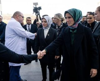 Bakan Göktaş ve Sümeyye Erdoğan Bayraktar’dan yaralılara ziyaret