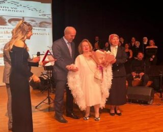 Başakşehir Çam Sakura Hastanesinin koro ekibinden dev konser! Hastalara şifa olan hekimler…