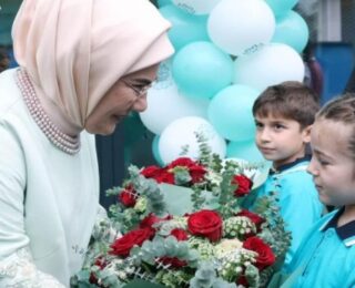 Emine Erdoğan Belgrad’daki Türkiye Maarif Vakfının anaokulu öğrencileriyle bir araya geldi