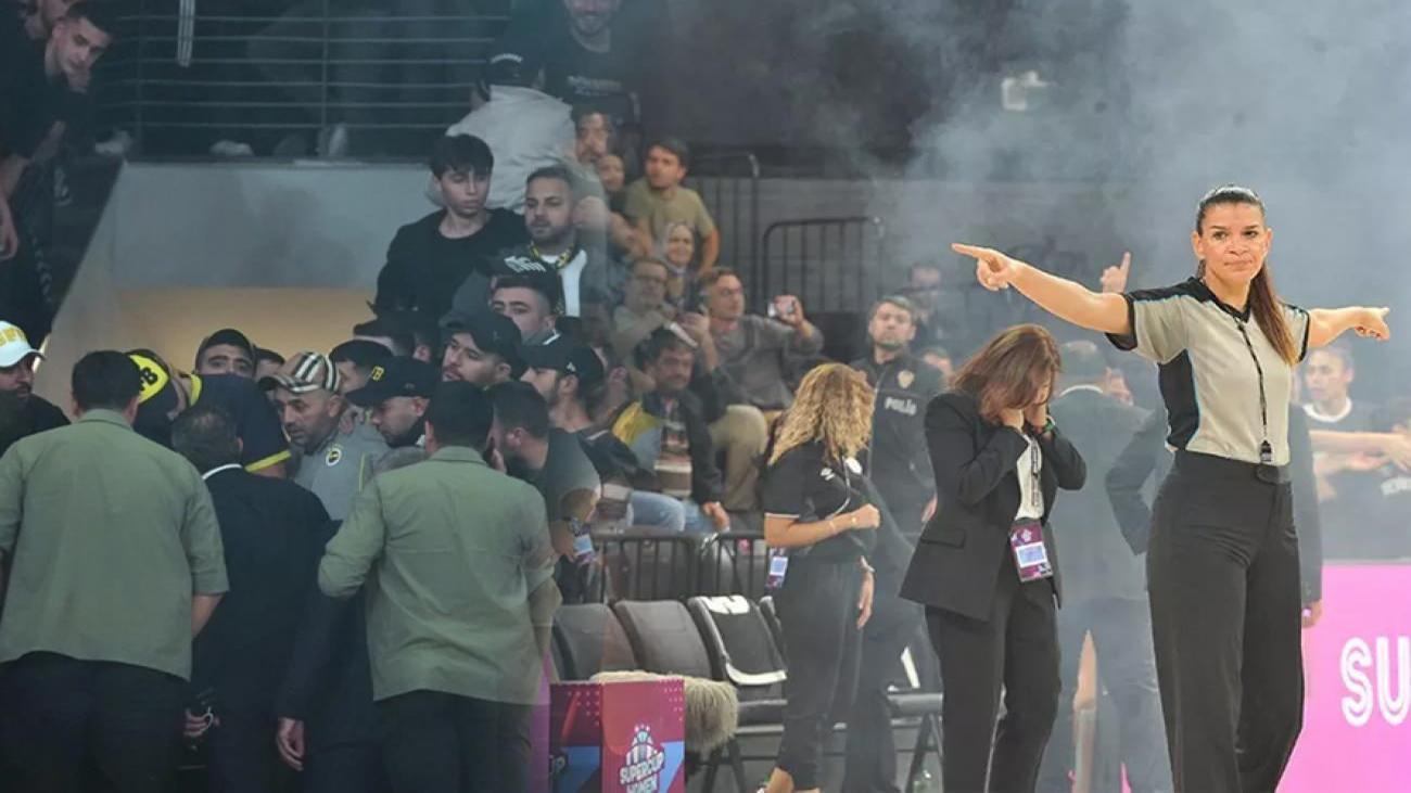 FIBA Kadınlar Süper Kupa mücadelesi yarıda kaldı! Fenerbahçe-Beşiktaş maçında olay