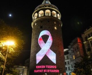 Galata Kulesi, meme kanserine farkındalığı artırmak için pembeye büründü!