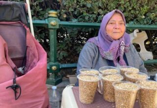 Kuş sevgisiyle geçimini sağlayan 73 yaşındaki teyzeden hayat dersi: Bana güç veriyor…