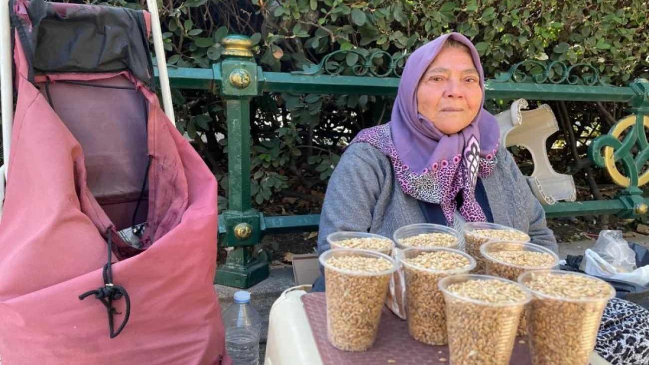 Kuş sevgisiyle geçimini sağlayan 73 yaşındaki teyzeden hayat dersi: Bana güç veriyor…