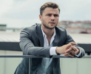 Tolga Sarıtaş’tan dikkat çeken aile pozu! Aylar sonra ilk kez paylaştı