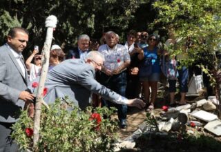 Tuncel Kurtiz vefatının 11. yılında kabri başında anıldı! “Saygıyla anmaya devam edeceğiz”