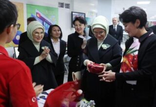 Emine Erdoğan Kırgızistan’da! Bişkek’teki Türkiye Maarif Vakfı’na anlamlı ziyaret!