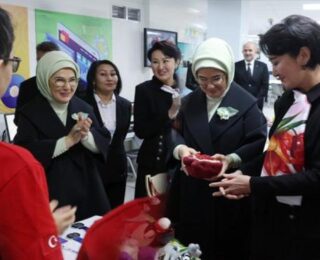 Emine Erdoğan Kırgızistan’da! Bişkek’teki Türkiye Maarif Vakfı’na anlamlı ziyaret!