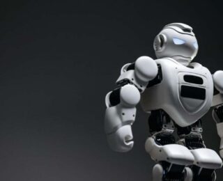 Fazla mesai robotları canından bezdirdi! Küçük robot “evine dön” diyerek 12 robotu kaçırdı