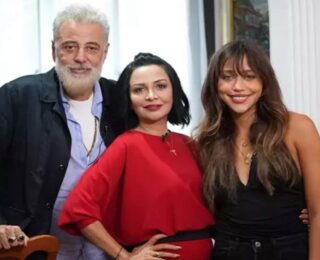 Hamdi Alkan’ın tarih kokan evi görenleri mest ediyor: 500 yıllık kitaba gözü gibi bakıyor!