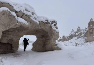 Hayatlarında ilk defa kar gördüler! Hindistanlı turistlerin Kapadokya’da kar heyecanı