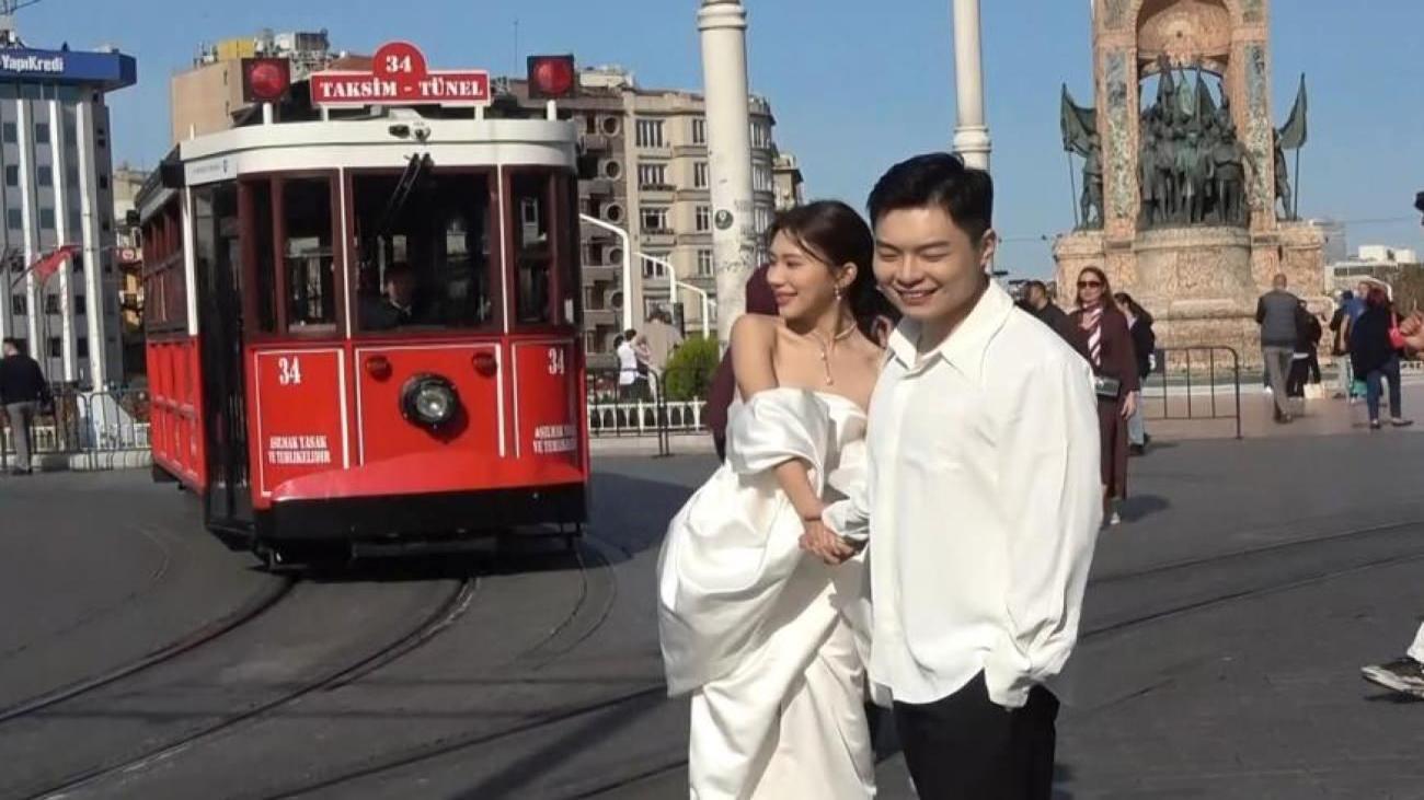 Taksim’de düğün fotoğrafı çektiren Çinli çift yoğun ilgi gördü! Adeta beğeni yağıyor