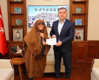 Yaşlı kadın Umre parasını TSK’ya bağışladı: “Allah birliğimizi bozmasın, devletimiz var olsun”