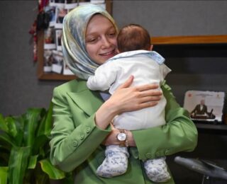 AK Parti’li Zehranur Aydemir’den çok konuşulan kareler: Bebeğiyle sahada