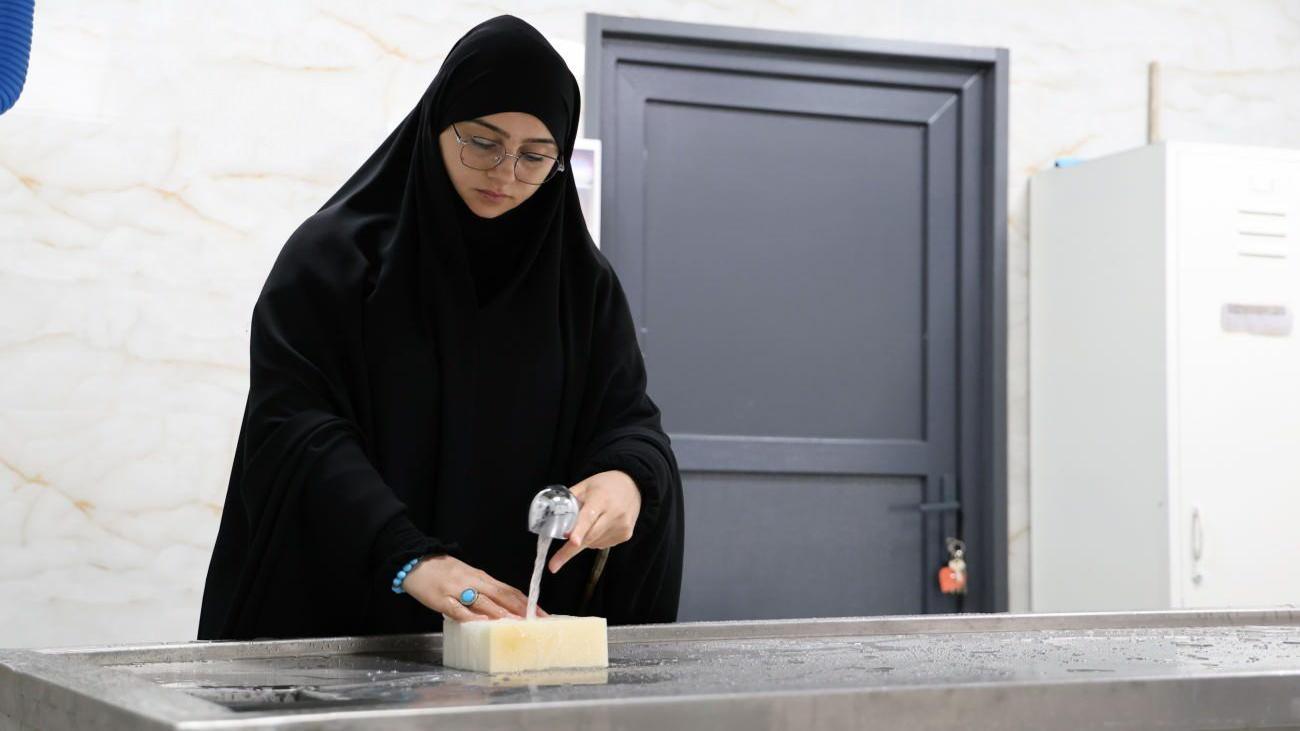 Bir gassala sorulan en zor soru! Senin elinden nasıl yemek yiyorlar?