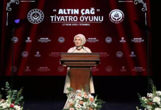 Emine Erdoğan devlet korumasındaki çocukların tiyatro oyununu izledi!