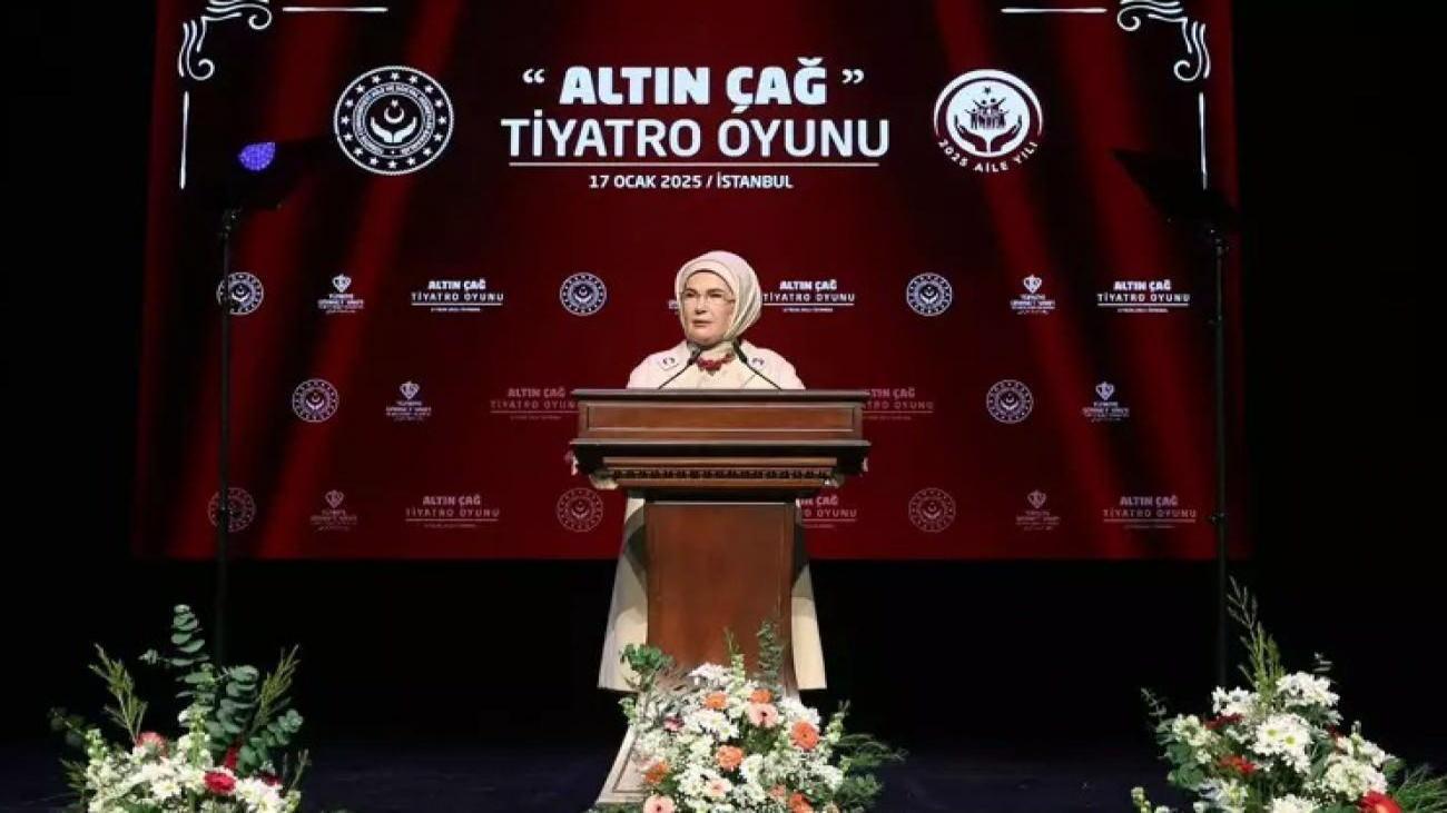 Emine Erdoğan devlet korumasındaki çocukların tiyatro oyununu izledi!