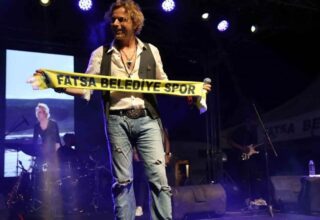 Soner Arıca’dan anlamlı bağış: Fatsaspor’a gitarını bağışladı