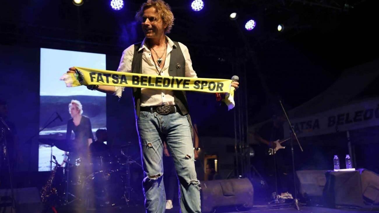 Soner Arıca’dan anlamlı bağış: Fatsaspor’a gitarını bağışladı