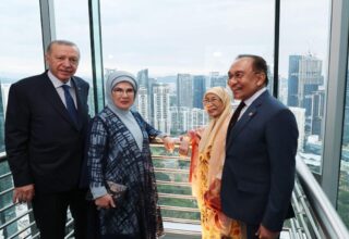 Cumhurbaşkanı Erdoğan ve eşi Emine Erdoğan Petronas İkiz Kuleleri’ni ziyaret etti