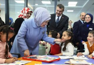 Emine Erdoğan, Gaziantep’te Şahinbey Millet Kütüphanesini ziyaret etti