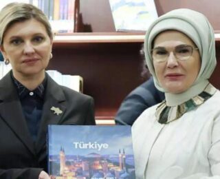 Emine Erdoğan ile Zelenska Millet Kütüphanesi’ni ziyaret etti