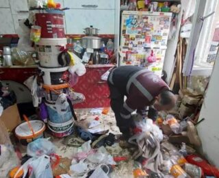 Ordu’da çöp dolu evden 10 kamyonet çöp çıkarıldı: Temizlenmesi 2 gün sürdü!