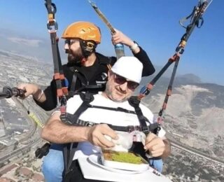 Baklavacı gökyüzünde baklava yaptı: Pilota da elleriyle yedirdi!