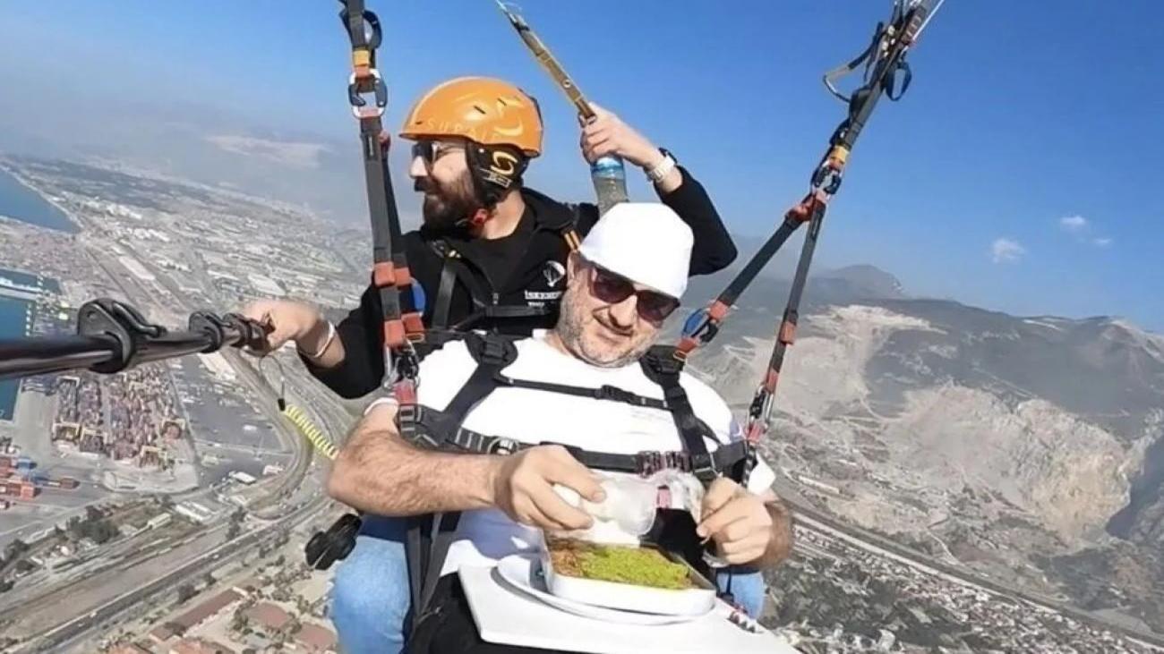 Baklavacı gökyüzünde baklava yaptı: Pilota da elleriyle yedirdi!