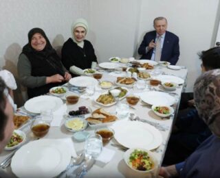 Cumhurbaşkanı Erdoğan ile eşi Emine Erdoğan Fidan ailesinin iftar sofrasına konuk oldu