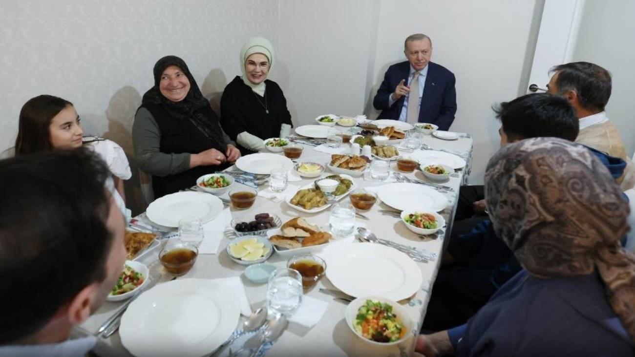 Cumhurbaşkanı Erdoğan ile eşi Emine Erdoğan Fidan ailesinin iftar sofrasına konuk oldu