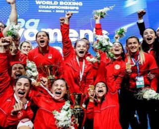 Dünya Kadınlar Boks Şampiyonası için nefesler tutuldu:  “8 Mart” seremonisi dikkat çekti