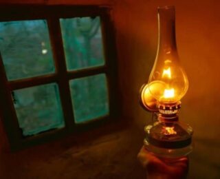 Önce nostaljik perdeler şimdi de gaz lambası trend oldu! Evinde olanlar yaşadı