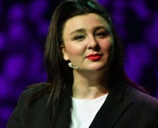 Komedyen Yasemin Sakallıoğlu kötü haberi “felç geçirdi” diyerek duyurdu